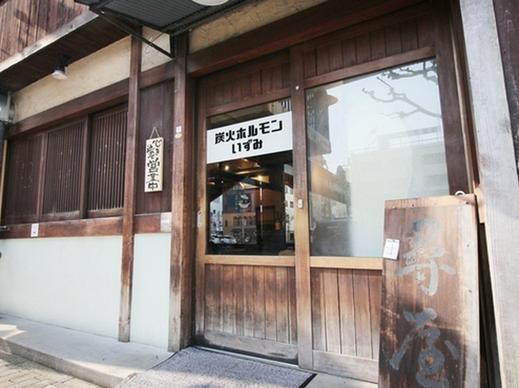大通りに面した木造の店構え。ダクトの美味しい匂いに誘われて