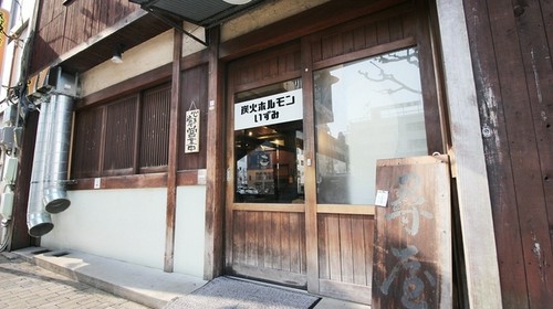 大通りに面した木造の店構え。ダクトの美味しい匂いに誘われて