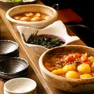 料理に使う食材は信頼のおける仲買業者に依頼。その日の一番良いものだけを仕入れています。旬の食材を中心に仕入れているので、季節によって違った味覚の数々を楽しめます。 
