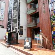 駅チカの飲食店が立ち並ぶ雑居ビルの地下。日常の喧騒から離れた隠れ家的空間が【虎っき】。カウンターで悠々自適なひとときを過ごすには、ピッタリの居酒屋です。