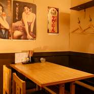 店内は昭和の香り漂う空間で、薄い色合いの木材が落ち着いた雰囲気をかもし出します。心も身体もくつろぐことができるので、ゆっくりと美味しい料理とお酒を堪能できます。