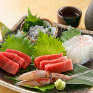 料理に使う食材は信頼のおける仲買業者に依頼。その日の一番良いものだけを仕入れています。特に魚介類や野菜は、季節を感じる旬で新鮮な食材を中心に仕入れを行っています。