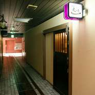 『たこ焼』『明石焼』『おばんざい』など美味しい料理をお酒と一緒に味わうことができます。雑居ビルの地下にある、生粋の虎党店主が営む隠れ家的居酒屋です。