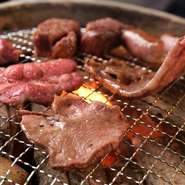 1枚のお肉をいかに美味しく楽しむかという点にこだわった【やきにく喜咲】。落ち着いたお店の雰囲気はデートにも最適。1枚のお肉が魅せる奥深い世界を、恋人と分かち合いませんか。