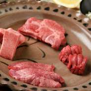 カットの方法にも1枚ずつこだわった【やきにく喜咲】。タンひとつをとっても4通りの食べ比べができるなど、肉への熱意に余念はなし。素材は店主自らセレクト。各地より今夜味わうべき逸品を用意してくれます。