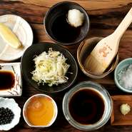 薬味によるお肉の味の違いを確かめるというのも、【きにく喜咲】ならではの醍醐味のひとつ。多彩な薬味たちが、肉のもつさまざまな表情を引き出してくれます。