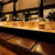 よりお肉を満喫したい方はカウンター席へぜひ。店主自らより美味しく楽しめるスタイルを提案してくれます。じっくりお肉の美味しさに酔いしれる。そんな粋な大人のお1人さまのニーズにも応えてくれます。