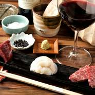 お肉に合わせてワインリストも充実。また、器も作家の作品を使用するなど魅せ方にもこだわりが。“いかにその1枚を美味しく楽しむか”という美学が注ぎ込まれています。