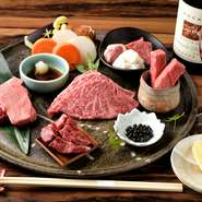 当日仕入れたお肉のなかでも特に味わうべき12品を店主が厳選。一度に何通りもの美味しさを楽しむことができる贅沢な盛り合わせ。【やきにく喜咲】に訪れた際にはぜひオーダーいただきたいメニューです。