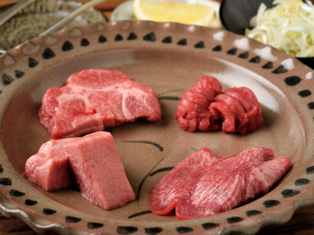 素材の奥深さを実感する。盛り合わせ『タン　4種』