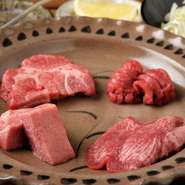 同じタンでも場所によって美味しさの違いは千差万別。4種のタンの盛り合わせは部位による微妙な違いを食べ比べできます。奥深さを実感させてくれる逸品です。