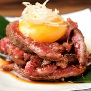 備長炭の豊かな香りをまとった赤身肉を、自家製タレと卵黄と絡めてひと口。ローストビーフのようなイメージで、鮮度と肉の旨みを一度に楽しめる【やきにく喜咲】ならではのユッケです。