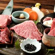 『おまかせ盛合せ12種』では、肉好き店主が、今宵オススメの逸品をセレクト。いろいろな部位を一度に楽しめる贅沢な盛り合わせ。訪れる度に新鮮な喜びを提案してくれます。