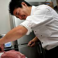 同じ肉でもカット・焼き加減・薬味といったあらゆる要素が加わることで、楽しみ方は何通りにも広がります。1枚のお肉でいかに人びとを喜ばせることができるか。田中氏のおもてなしの大切なテーマです。