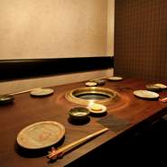 テーブル席は4名から最大8名の個室としても使用可能。ロールスクリーンで席同士を区切れるため女性同士でも安心して利用できます。会話を弾ませながら、のんびり美味しいお肉に舌鼓をうってみませんか。