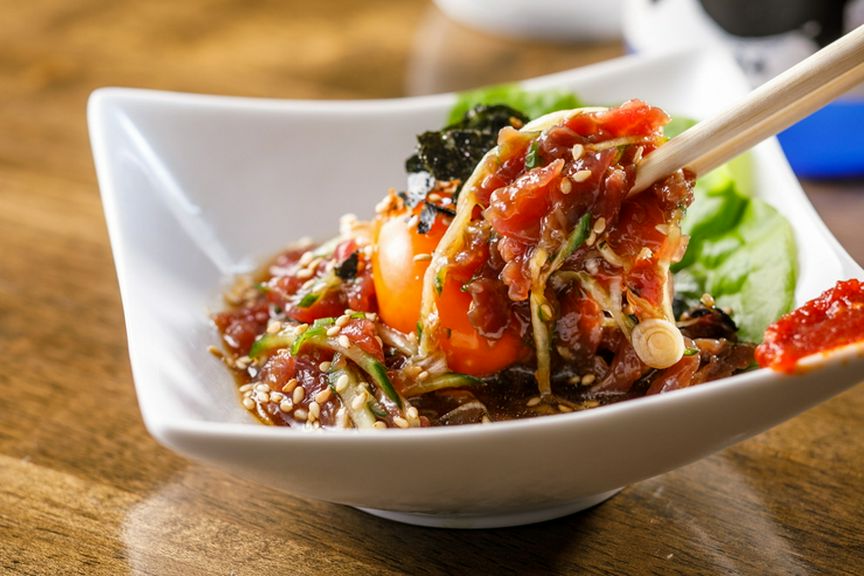 お酒が進む味。ヘルシーで女性に大好評の『桜ユッケ』