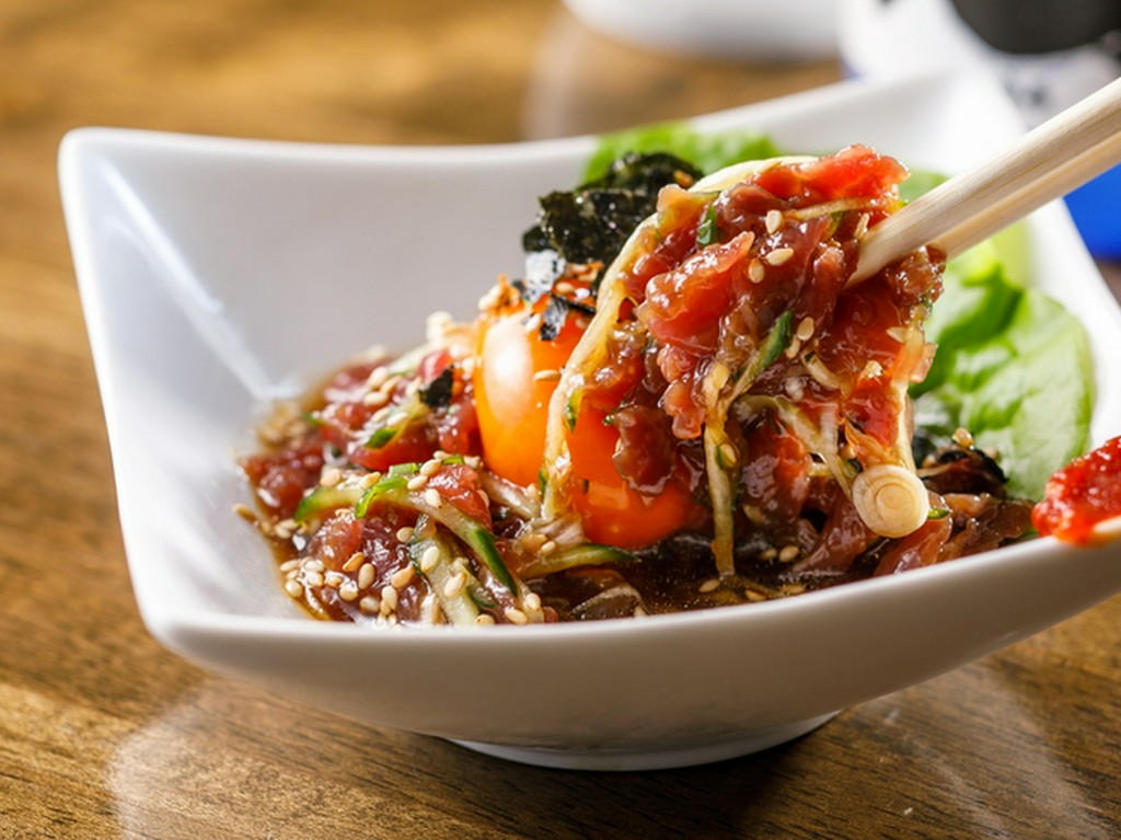 お酒が進む味。ヘルシーで女性に大好評の『桜ユッケ』