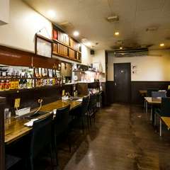 使い勝手のいい開放的なワンフロアの店内