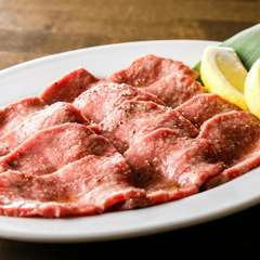 生だからこその味わい。全メニューの中で一番人気の『厚切り上塩タン』