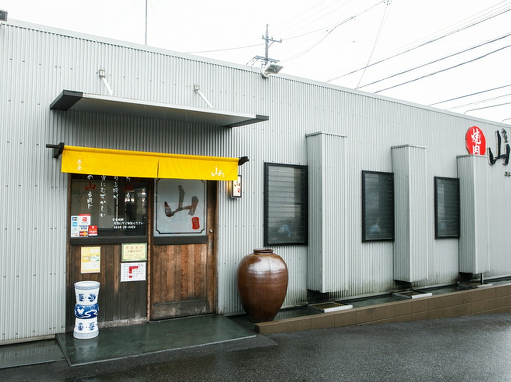 静かな環境にあるロードサイドの焼肉店