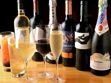 イタリア料理に合う店主厳選ワインなど豊富なアルコールメニュー