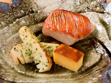 駿河湾で獲れた地魚をはじめとした静岡県産食材を堪能できる