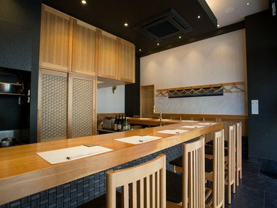 愛するパートナーと肩を並べて美酒佳肴を楽しむ、大人のデート