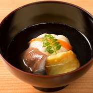 静岡県産米を使用。土鍋ご飯や炊き込みご飯で、季節を堪能できます。ある日の〆は『ウニと湯葉のあんかけご飯』。静岡県産すりおろし生わさびがアクセント。湯葉あんかけと生雲丹のなめらかなで濃厚な味わいです。