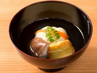 食材ごとに出汁の塩梅を変え、旨味を引き出すプロの技を堪能。『蛤のしんじょう椀』など、その時一番美味しい旬の味覚に出合えます。枕崎産本枯れ節と利尻昆布の絶妙なバランスがに思わず笑みがこぼれます。