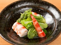 この日は『春野菜と天然車海老の吹き寄せ』。鮮やかな素材本来の彩りが器に映え、ほっこりとした気持ちにさせてくれます。食材そのものの旨味を楽しむ一皿です。
