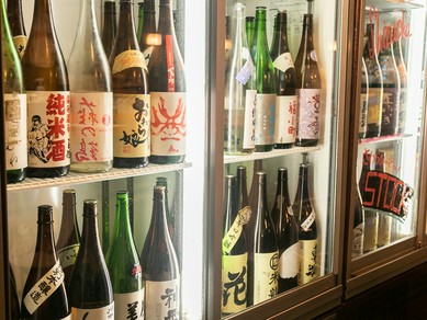 100種類以上もの数を揃え、飲み放題もできる日本酒