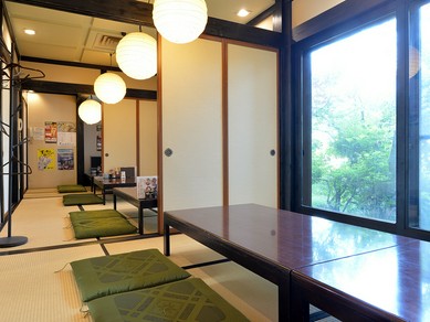 中庭を望む、リラックスできる座敷席