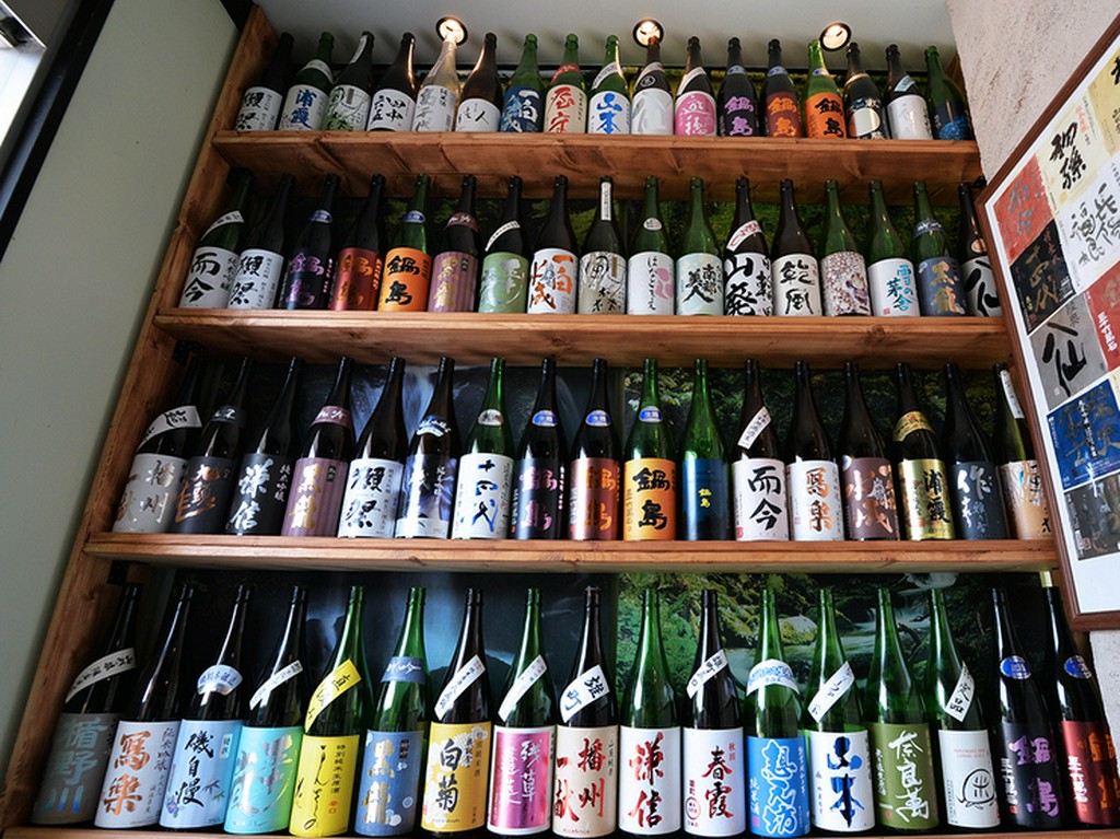 全国各地から選び抜いた53銘柄の日本酒を取り揃え