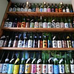 全国各地から選び抜いた53銘柄の日本酒を取り揃え
