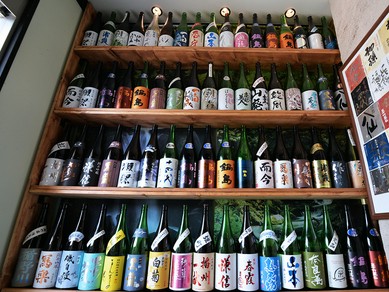 全国各地から選び抜いた53銘柄の日本酒を取り揃え