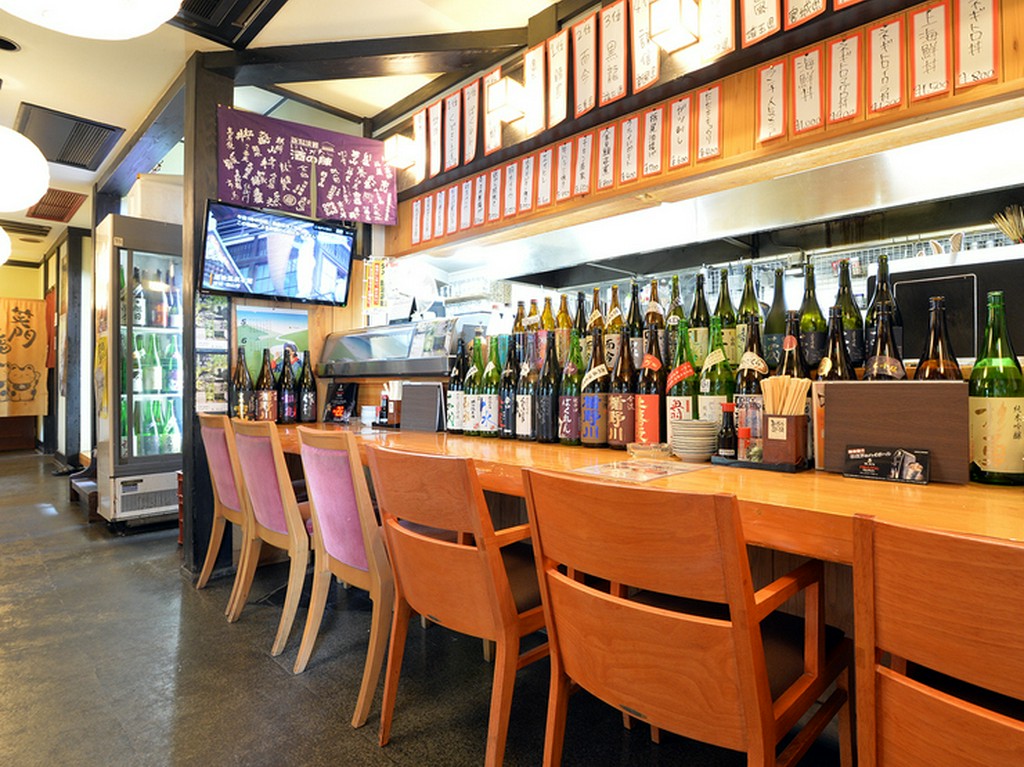 地域の常連だけでなく、観光客や出張客も集うカウンター