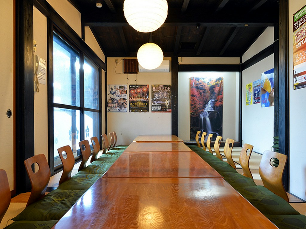 座敷のふすまを取り払うと最大30名までの宴会に対応