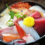海の幸を贅沢に味わう。人気メニュー『海鮮丼』