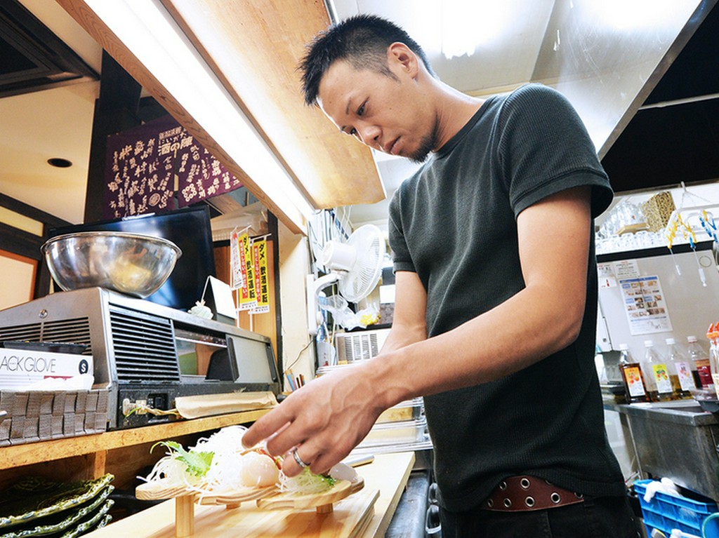 「一杯目のドリンクを迅速に運ぶ」など、顧客目線の気働きを徹底