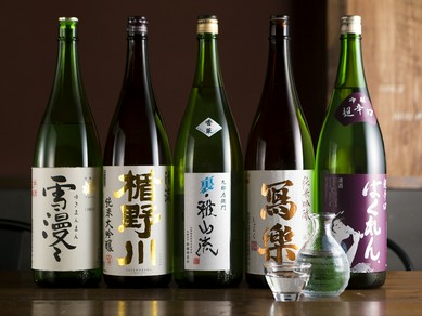 地元・山形の地酒を豊富に用意。お酒好きには堪らない一軒