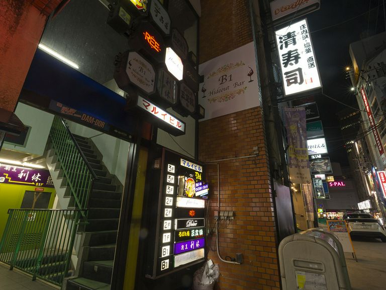 駅から徒歩3分。飲食街の中にある隠れ家的ダイニングバー