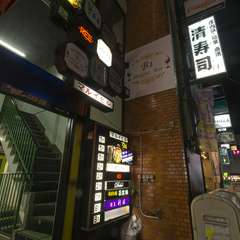 駅から徒歩3分。飲食街の中にある隠れ家的ダイニングバー