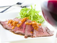 大迫力の塊肉を低温でじっくりと焼き上げる『自家製国産牛ローストビーフ』