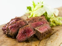 表面を香ばしく焼き上げ、レアに仕上げた『赤身肉のステーキ』