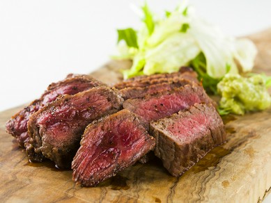 表面を香ばしく焼き上げ、レアに仕上げた『赤身肉のステーキ』