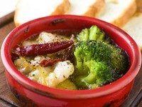 食べ応え充分な大ぶりのエビを使った人気メニュー『エビとブロッコリーのアヒージョ』