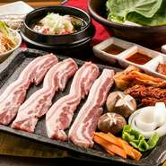 『サムギョプサル』とは日本語で「三枚肉」の意味。ジューシーさを楽しめる極厚カットでボリュームたっぷりの豚三枚肉を鉄板焼きで楽しめます。季節の新鮮な野菜、キムチなど豊富な付け合わせと一緒にどうぞ。
