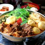 豚の背骨とジャガイモ、季節の野菜を煮込んだピリ辛スープの鍋料理。韓国では定番のジャガイモ料理です。背骨のエキスが溶け出した濃厚でピリ辛のスープは、女性に人気のメニューです。