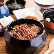 産地に固執せず、素材の品質を重視して厳選された「鰻」が美味。皮はパリッと、身はふわっと香りが立ちジューシー。備長炭の地焼きに適した、脂乗りの良い柔らかなもの吟味し、香ばしく焼き上げています。