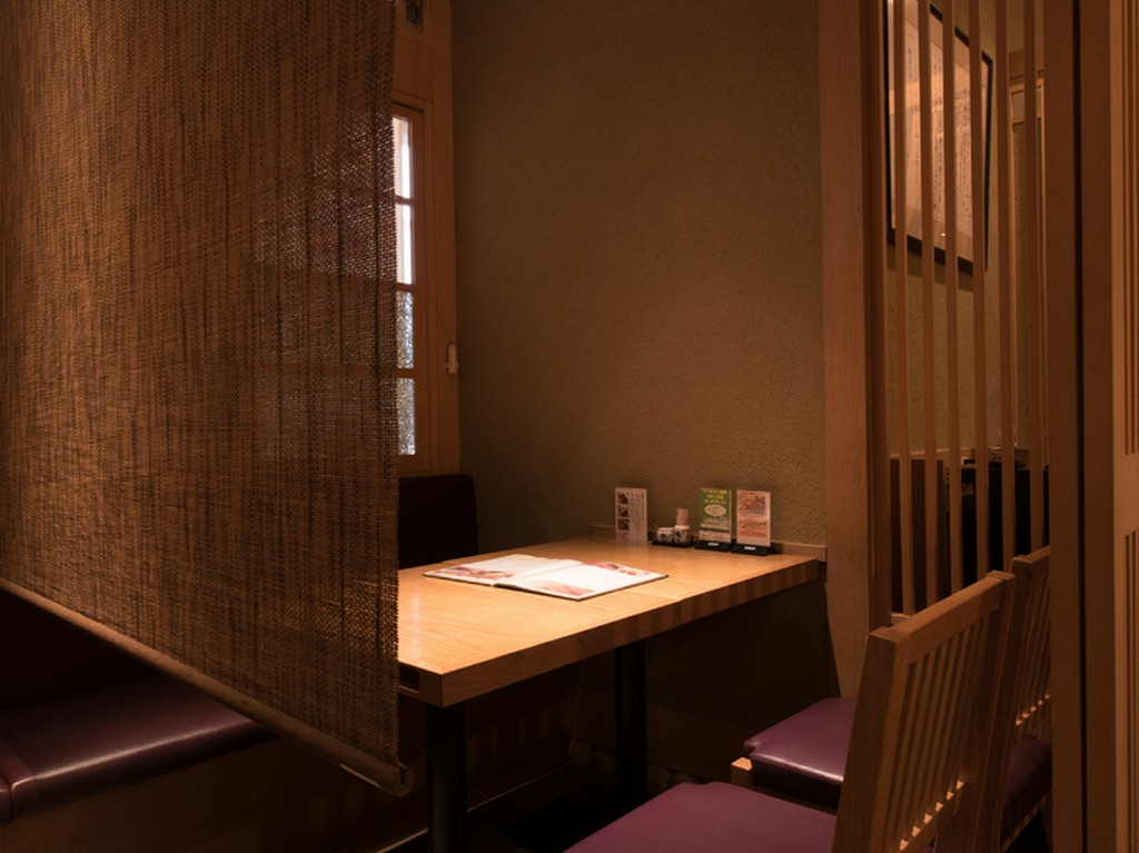 静かな和みの空間で、周囲を気にせず食事も会話も楽しめる